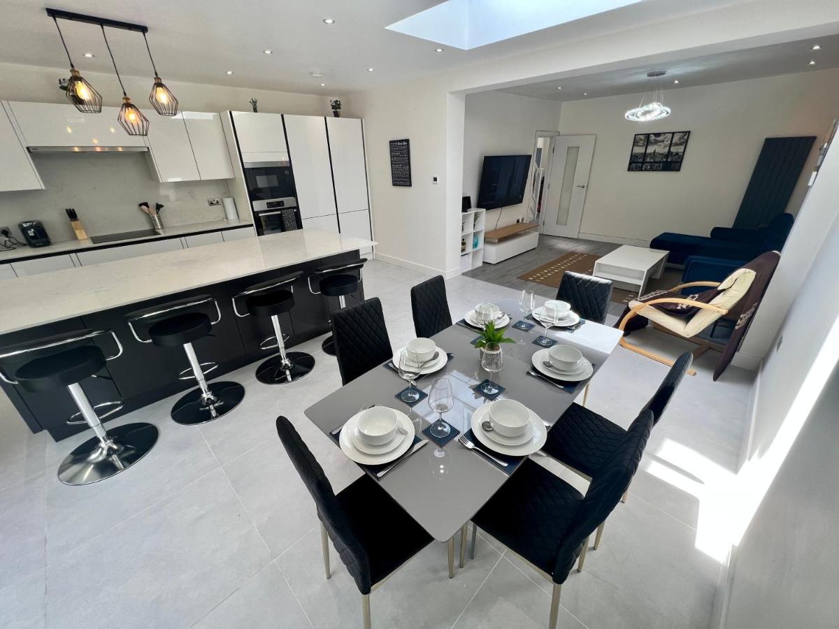 Hébergement de vacances Wembley Stadium 5 Star Brand New Luxury Sleeps 14 With Parking *