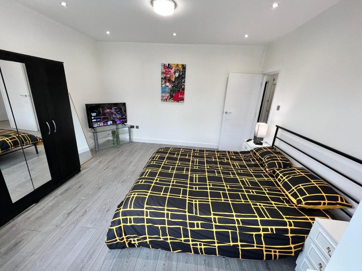 Hébergement de vacances Wembley Stadium 5 Star Brand New Luxury Sleeps 14 With Parking Londres