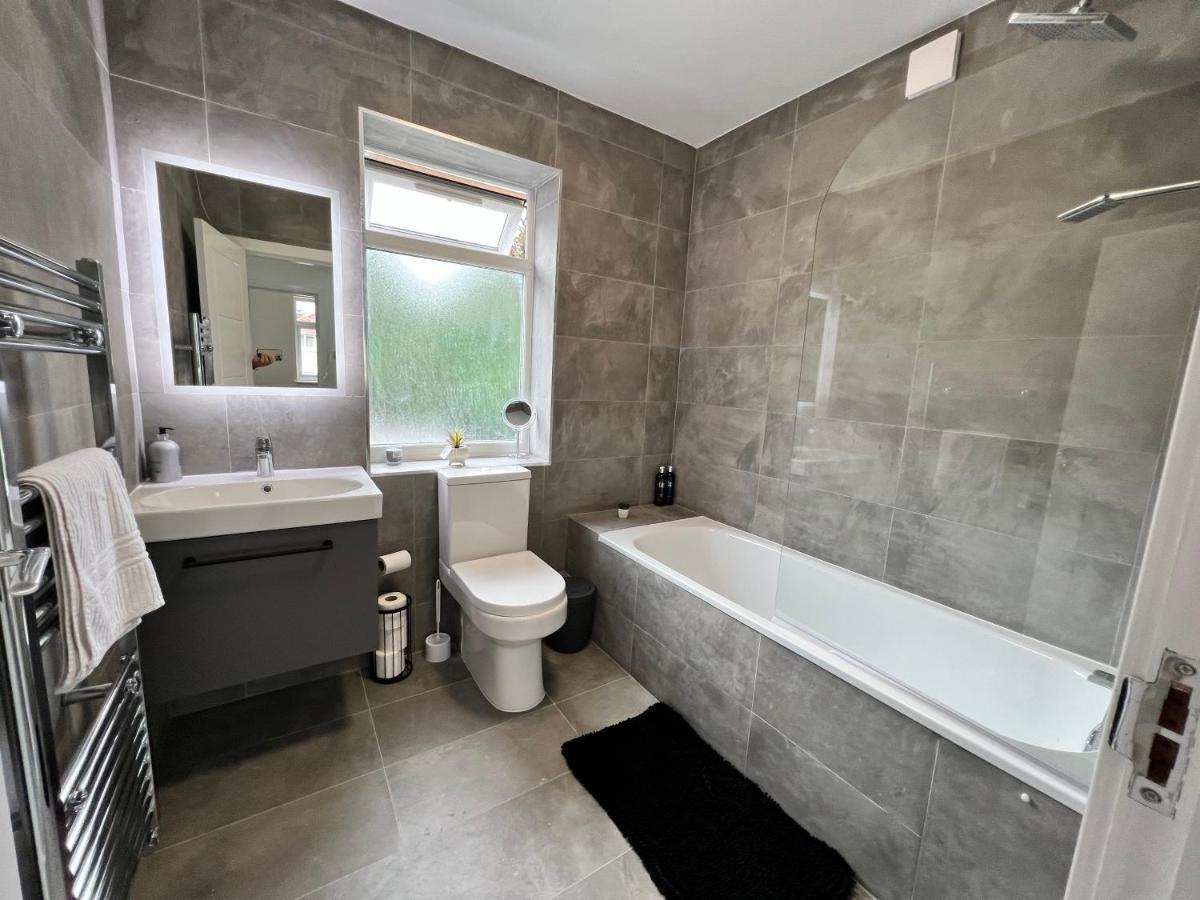 Casa de férias Wembley Stadium 5 Star Brand New Luxury Sleeps 14 With Parking Londres